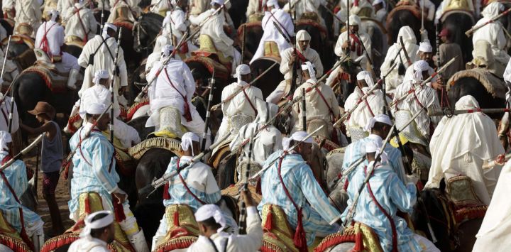 Jinetes marroquíes participan en una exhibición ecuestre de Tbourida, en el marco del festival anual Moussem, que celebra el patrimonio cultural y atrae a miles de asistentes, en El Yadida.