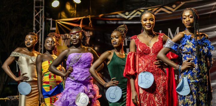 Las finalistas del concurso Sr. y Sra. Kibera 2025, celebrado para conmemorar el Día Internacional de la Juventud, aparecen en el escenario principal con sus trajes de gala en el recinto de una iglesia en el asentamiento informal de Kibera, Nairobi.