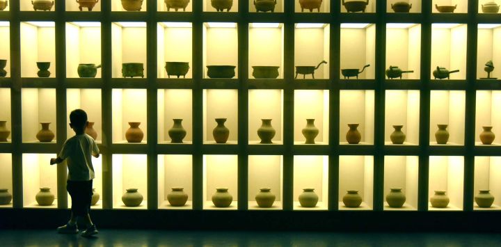 Un niño visita el Museo de Tengzhou, en Tengzhou, en la provincia de Shandong, en el este de China. Niños de toda China participan en diversas actividades para pasar el verano.
