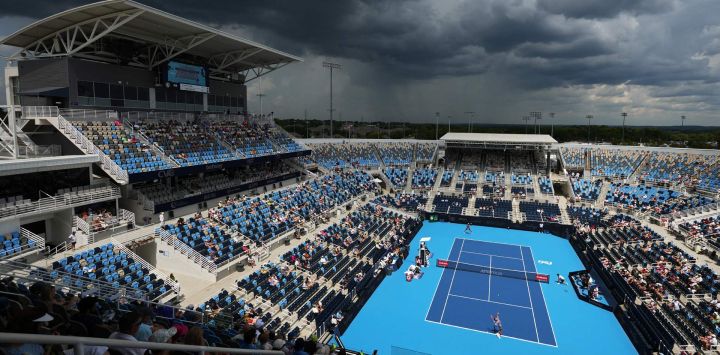 Vista general del partido entre Reilly Opelka, de Estados Unidos, y Francisco Comesaña, de Argentina, durante el sexto día del Abierto de Cincinnati en el Lindner Family Tennis Center, en Mason, Ohio.