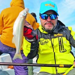 El autor de la nota con uno de los buenos ejemplares capturados a lo largo de la jornada. Los mejores resultados embarcados se dieron cerca de la compuerta de Adela.