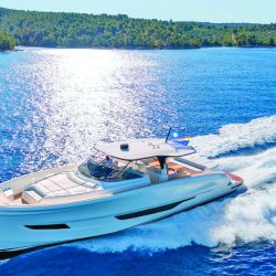 Un 60 pies diferente con un planeo suave y limpio, donde toda la cubierta puede disfrutarse navegando a alta velocidad.