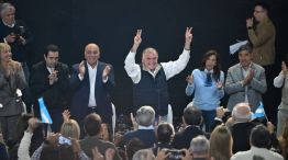 El gobernador de Tucumán, Osvaldo Jaldo, al lado del senador Juan Manzur, durante el acto de lanzamiento de su candidatura a diputado nacional