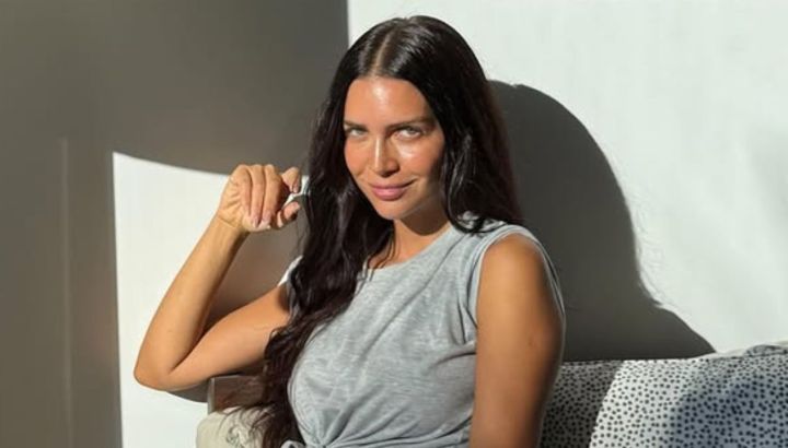 Zaira Nara enseña cómo se lleva el "barrel" jeans, la tendencia del invierno