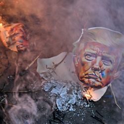 Activistas de diferentes sindicatos queman una efigie del presidente estadounidense Donald Trump para protestar contra las recientes subidas arancelarias impuestas por Estados Unidos a la India durante una manifestación en Calcuta. | Foto:DIBYANGSHU SARKAR / AFP