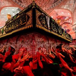 Devotos musulmanes chiítas reciben la bendición de la tumba del imán Hussein, nieto del profeta Mahoma, en su santuario en Karbala, la ciudad sagrada de Irak, coincidiendo con la víspera de la festividad religiosa de Arbain, que conmemora su asesinato en el siglo VII. | Foto:Hussein Faleh / AFP
