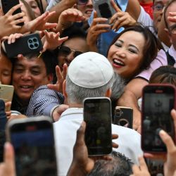 El papa León XIV se encuentra entre la multitud al salir del Palacio Apostólico para dirigirse a la Parroquia Pontificia de Santo Tomás de Villanueva para oficiar la misa de la Asunción en la residencia papal de verano de Castel Gandolfo, al sureste de Roma. | Foto:Andreas Solaro / AFP