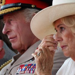 El rey Carlos III y la reina Camila de Gran Bretaña reaccionan durante un servicio conmemorativo nacional en el Arboreto Conmemorativo Nacional de Alrewas, en el centro de Inglaterra, para conmemorar el 80.º aniversario del Día de la Victoria sobre Japón. | Foto:Darren Staples / POOL / AFP