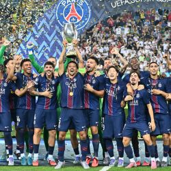 Imagen de jugadores de Paris Saint-Germain festejando durante la ceremonia de victoria al término del partido de fútbol de la final de la Super Copa de la UEFA 2025 entre Paris Saint-Germain, de Francia, y Tottenham Hotspur, de Inglaterra, en Udine, Italia. | Foto:Xinhua/Alberto Lingria