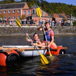 Los participantes reman durante la 43.ª Regata Internacional de Bañeras en el río Mosa, en Dinant, sur de Bélgica. La regata de bañeras cuenta con más de 228 participantes en una flotilla de embarcaciones originales hechas con al menos una bañera. | Foto:JOHN THYS / AFP
