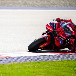 Marc Márquez, piloto español de MotoGP del equipo Ducati Lenovo, conduce durante la sesión de entrenamientos del Gran Premio de Austria de MotoGP en el circuito Red Bull Ring de Spielberg, Austria. | Foto:Jure Makovec / AFP