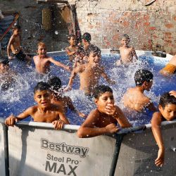 Niños se refrescan en una piscina móvil durante una ola de calor, en El Cairo, Egipto. | Foto:Xinhua/Ahmed Gomaa