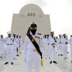Una banda de soldados paquistaníes se presenta durante una ceremonia en el mausoleo del fundador de Pakistán, Muhammad Ali Jinnah, para conmemorar el Día de la Independencia del país, en la ciudad portuaria de Karachi, en el sur de Pakistán. | Foto:Xinhua/Str