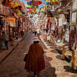 Una mujer camina por una calle frente al Mercado de las Brujas en La Paz, Bolivia. | Foto:MARTIN BERNETTI / AFP