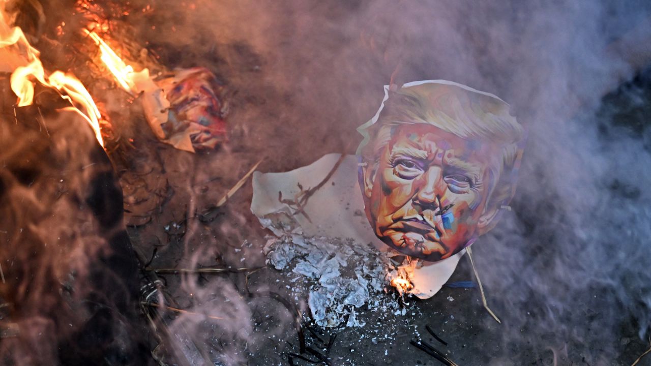Activistas de diferentes sindicatos queman una efigie del presidente estadounidense Donald Trump para protestar contra las recientes subidas arancelarias impuestas por Estados Unidos a la India durante una manifestación en Calcuta. | Foto:DIBYANGSHU SARKAR / AFP