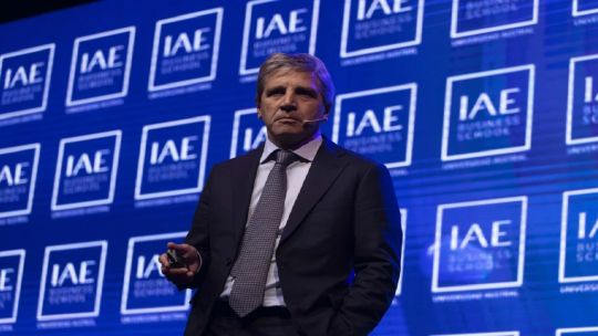 El mercado pone a prueba la estrategia de Luis Caputo para contener el desbande del dólar, pero aún no habla de corrida cambiaria