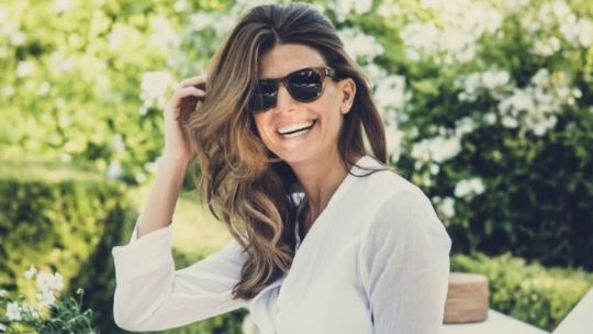 Juliana Awada y su accesorios infalibles para el cambio de invierno a primavera