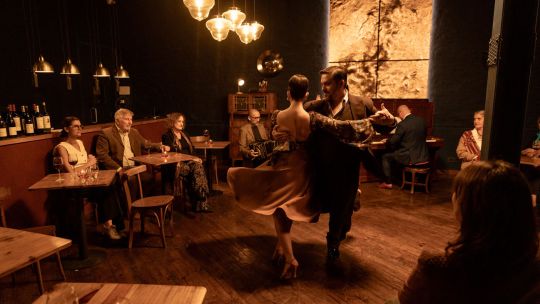 Hay una sociedad secreta de tango con músicos y bailarines que despliegan su arte sin escenario