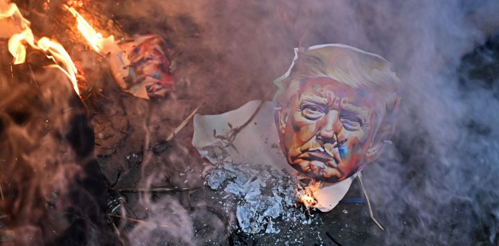 Activistas de diferentes sindicatos queman una efigie del presidente estadounidense Donald Trump para protestar contra las recientes subidas arancelarias impuestas por Estados Unidos a la India durante una manifestación en Calcuta.