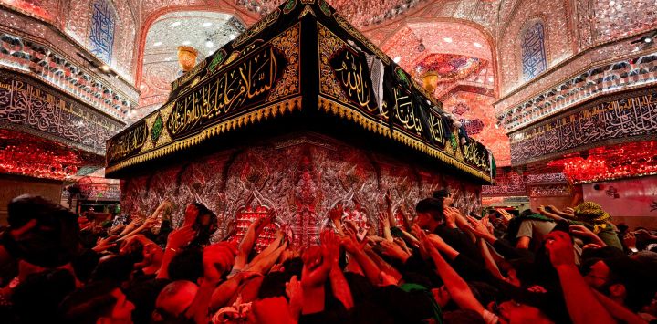 Devotos musulmanes chiítas reciben la bendición de la tumba del imán Hussein, nieto del profeta Mahoma, en su santuario en Karbala, la ciudad sagrada de Irak, coincidiendo con la víspera de la festividad religiosa de Arbain, que conmemora su asesinato en el siglo VII.