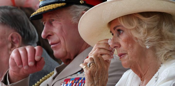 El rey Carlos III y la reina Camila de Gran Bretaña reaccionan durante un servicio conmemorativo nacional en el Arboreto Conmemorativo Nacional de Alrewas, en el centro de Inglaterra, para conmemorar el 80.º aniversario del Día de la Victoria sobre Japón.