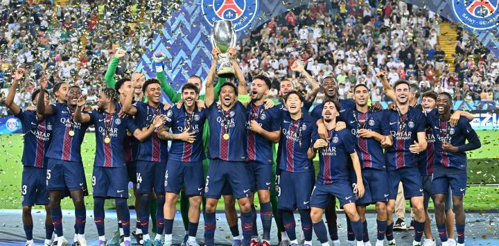 Imagen de jugadores de Paris Saint-Germain festejando durante la ceremonia de victoria al término del partido de fútbol de la final de la Super Copa de la UEFA 2025 entre Paris Saint-Germain, de Francia, y Tottenham Hotspur, de Inglaterra, en Udine, Italia.