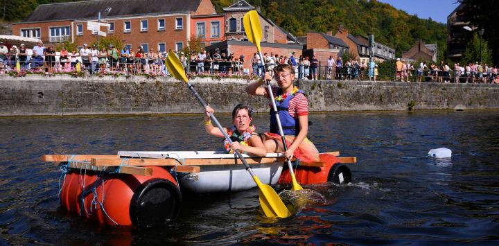 Los participantes reman durante la 43.ª Regata Internacional de Bañeras en el río Mosa, en Dinant, sur de Bélgica. La regata de bañeras cuenta con más de 228 participantes en una flotilla de embarcaciones originales hechas con al menos una bañera.