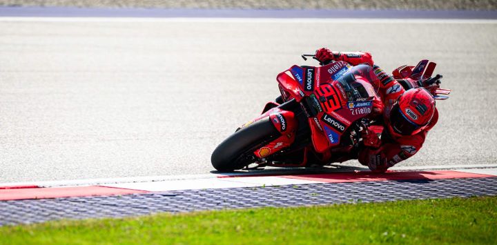 Marc Márquez, piloto español de MotoGP del equipo Ducati Lenovo, conduce durante la sesión de entrenamientos del Gran Premio de Austria de MotoGP en el circuito Red Bull Ring de Spielberg, Austria.