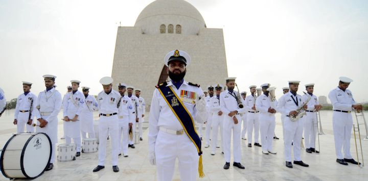 Una banda de soldados paquistaníes se presenta durante una ceremonia en el mausoleo del fundador de Pakistán, Muhammad Ali Jinnah, para conmemorar el Día de la Independencia del país, en la ciudad portuaria de Karachi, en el sur de Pakistán.