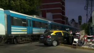 Un tren embisitó un taxi en Flores y tanto el chofer como su pasajero se fugaron