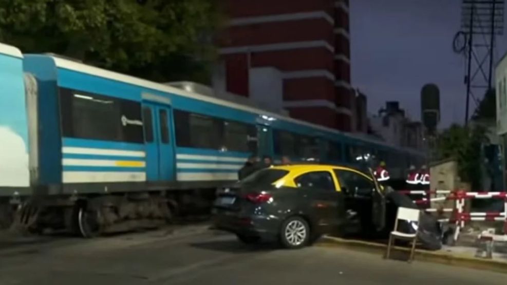 Un tren embisitó un taxi en Flores y tanto el chofer como su pasajero se fugaron