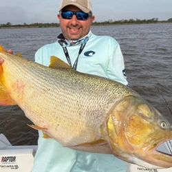 Los pescadores, luego de las fotos pusieron de manifiesto su conciencia ambiental devolviendo el dorado a su hábitat natural, demostrando un firme compromiso con la pesca responsable.