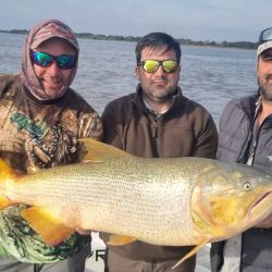 Los pescadores, luego de las fotos pusieron de manifiesto su conciencia ambiental devolviendo el dorado a su hábitat natural, demostrando un firme compromiso con la pesca responsable.