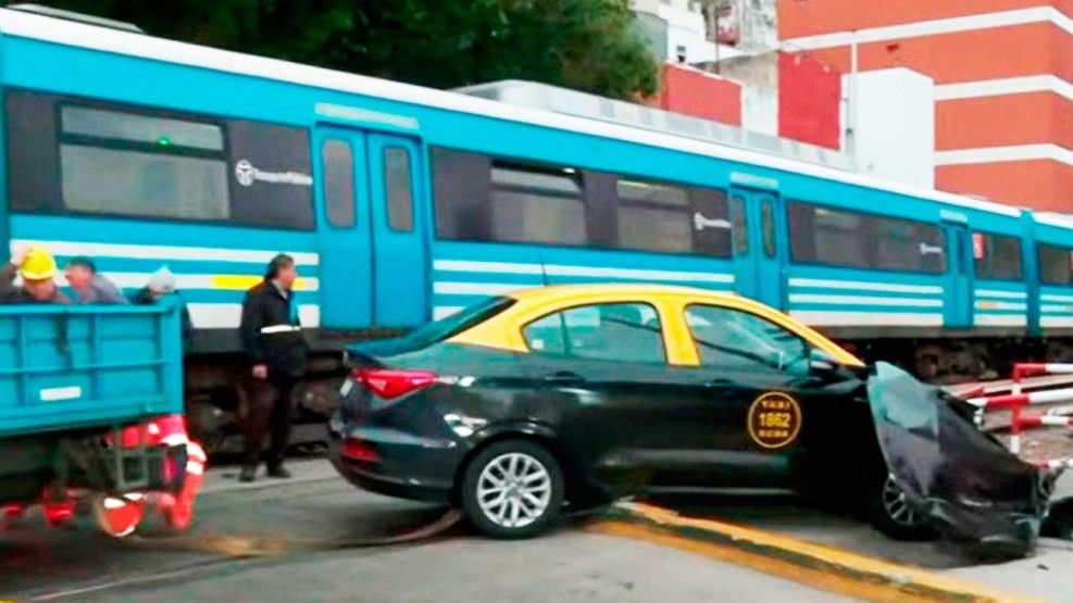 17_08_2025_taxi_paso_nivel_tren_x_g