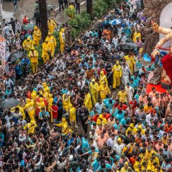 Devotos portan un ídolo de Ganesha, la deidad hindú con cabeza de elefante, durante una procesión en Bombay, antes del festival Ganesh Chaturthi. | Foto:PUNIT PARANJPE / AFP