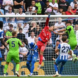 El arquero alemán del Fulham, Bernd Leno, realiza una atajada durante el partido de la Premier League inglesa entre el Brighton and Hove Albion y el Fulham en el American Express Community Stadium de Brighton, sur de Inglaterra. | Foto:Glyn Kirk / AFP