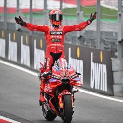 El piloto español Marc Márquez, del equipo Ducati Lenovo, celebra tras ganar el Gran Premio de Austria de MotoGP en el circuito Red Bull Ring de Spielberg, Austria. | Foto:Jure Makovec / AFP
