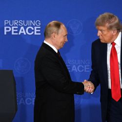 El presidente de Estados Unidos, Donald Trump, y el presidente ruso, Vladimir Putin, se estrechan la mano al final de una conferencia de prensa conjunta tras participar en una cumbre entre Estados Unidos y Rusia sobre Ucrania en la Base Conjunta Elmendorf-Richardson en Anchorage, Alaska. | Foto:DREW ANGERER / AFP