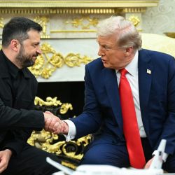 El presidente ucraniano, Volodímir Zelenski, y el presidente estadounidense, Donald Trump, se estrechan la mano durante una reunión en la Oficina Oval de la Casa Blanca en Washington, D.C. | Foto:Mandel Ngan / AFP