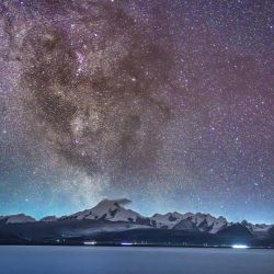 Imagen de la Vía Láctea sobre Baiku Co, en la ciudad de Xigaze, en la región autónoma de Xizang, en el suroeste de China. Baiku Co, con una superficie de agua de aproximadamente 300 kilómetros cuadrados, se encuentra a una altitud de 4.590 metros. Gracias a la excelente calidad del aire en la meseta, la Vía Láctea se puede ver claramente en el cielo estrellado a finales del verano y principios del otoño, creando un magnífico paisaje junto con el lago y las montañas nevadas. | Foto:Xinhua/Ma Lichao