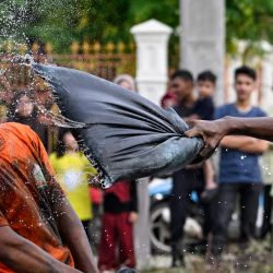 La gente participa en una pelea de almohadas durante las celebraciones del 80.º Día de la Independencia de Indonesia en Garot, a las afueras de Banda Aceh. | Foto:CHAIDEER MAHYUDDIN / AFP