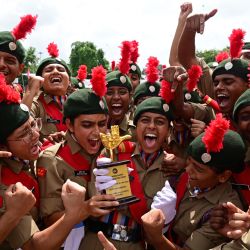 Miembros del Cuerpo Nacional de Cadetes (NCC) celebran tras ganar el trofeo al mejor contingente durante las celebraciones del Día de la Independencia de la India en Chandigarh. | Foto:AFP