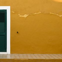 Un hombre descansa contra un muro en la isla volcánica de Linosa, frente a Sicilia, en el sur de Italia. | Foto:STEFANO RELLANDINI / AFP