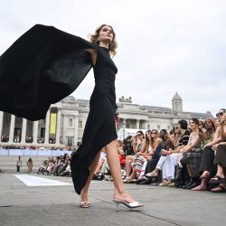 Una modelo presenta una creación de la colección de pasarela Otoño-Invierno 2025-2026 de Topshop Topman, en una presentación especial en Trafalgar Square, Londres. | Foto:JUSTIN TALLIS / AFP