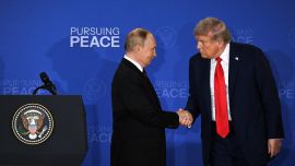 El presidente de Estados Unidos, Donald Trump, y el presidente ruso, Vladimir Putin, se estrechan la mano al final de una conferencia de prensa conjunta tras participar en una cumbre entre Estados Unidos y Rusia sobre Ucrania en la Base Conjunta Elmendorf-Richardson en Anchorage, Alaska.