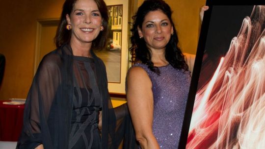 Carolina de Mónaco a sus 68 da lección de estilo con looks negros que estilizan y favorecen cualquier figura