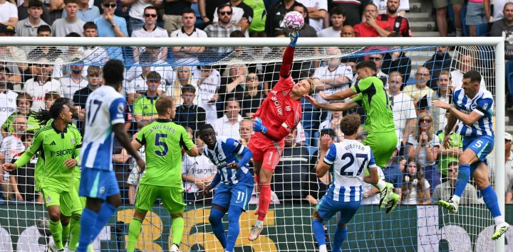 El arquero alemán del Fulham, Bernd Leno, realiza una atajada durante el partido de la Premier League inglesa entre el Brighton and Hove Albion y el Fulham en el American Express Community Stadium de Brighton, sur de Inglaterra.