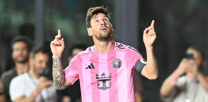 El delantero argentino del Inter Miami, Lionel Messi, celebra el segundo gol de su equipo durante el partido de la temporada regular de la Major League Soccer (MLS) entre el Inter Miami CF y el LA Galaxy en el Chase Stadium en Fort Lauderdale, Florida.
