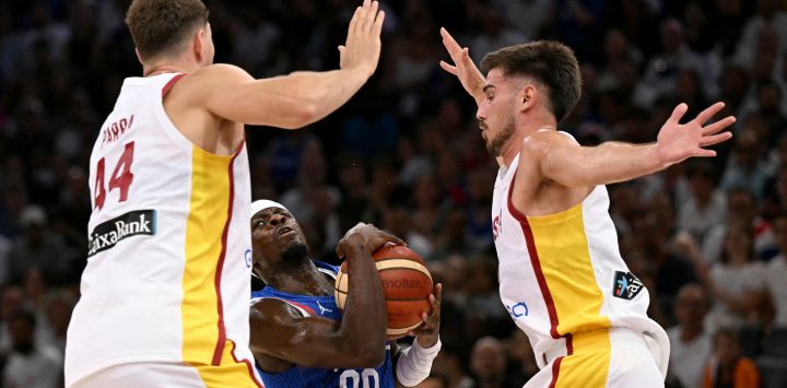 El francés Sylvain Francisco defiende la pelota del español Joel Parra durante un partido de basquet entre Francia y España de preparación para el EuroBasket 2025 en el Accor Arena - Palais Omnisports de Paris-Bercy - París.