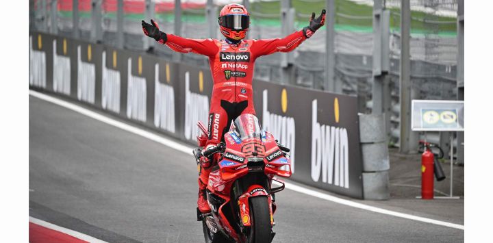 El piloto español Marc Márquez, del equipo Ducati Lenovo, celebra tras ganar el Gran Premio de Austria de MotoGP en el circuito Red Bull Ring de Spielberg, Austria.